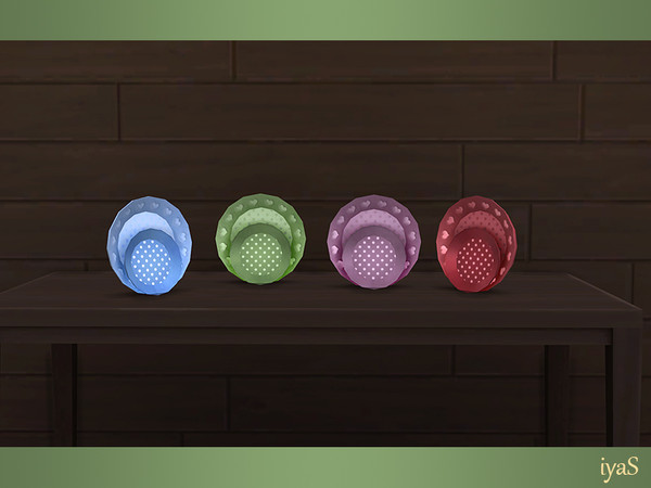 Sims 4 — Two Plates by soloriya — Two decorative plates with small hearts and polka dots. 4 color variations. Part of Bon